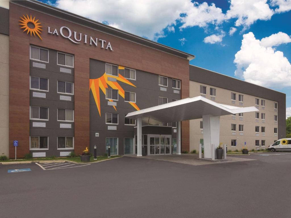 La Quinta by Wyndham Cleveland - Airport North Main image 1